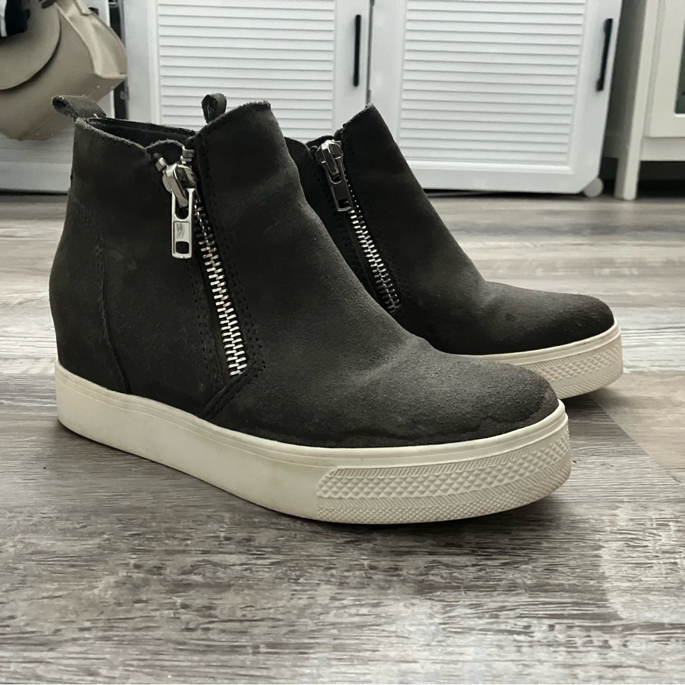 Steve Madden Women's Wedgie Sneaker 6.5 Hidden Platform Wedge - Gray Suede